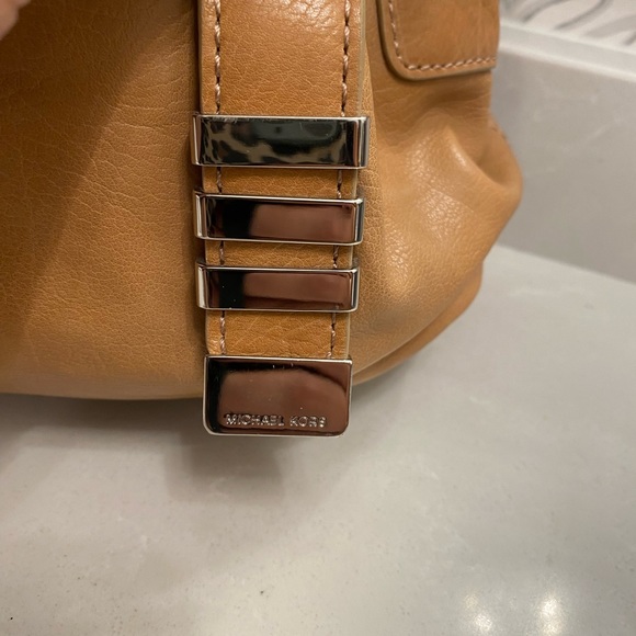 MICHAEL KORS MK LEATHER
SHOUDER BAG - Picture 6 of 13
